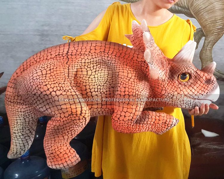 舞台表演互动恐龙手偶-仿真三角龙恐龙表演道具