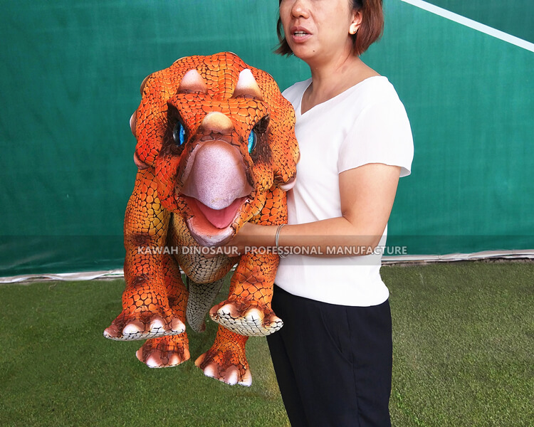 舞台表演互动恐龙手偶-仿真三角龙恐龙表演道具